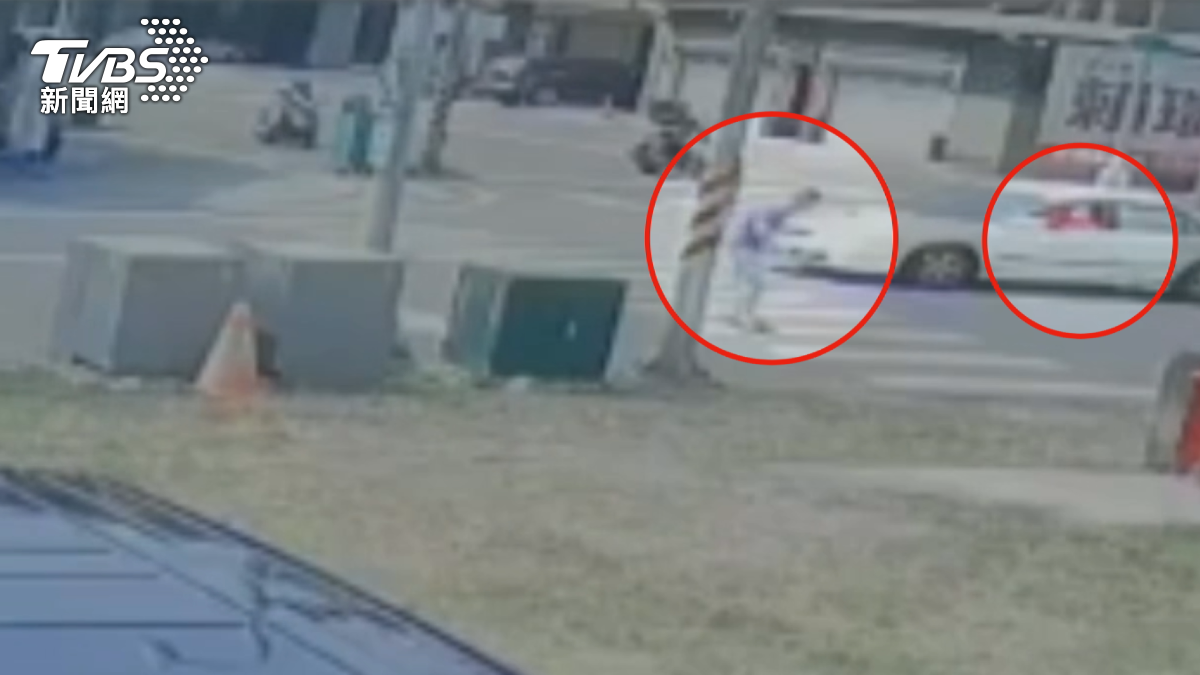 李姓藍衣男,沒注意闖紅燈走過,路過的汽車駕駛張姓男子不滿的搖下車窗,雙方在大馬路上發生口角,最後汽車駕駛下車迎戰(圖/TVBS)