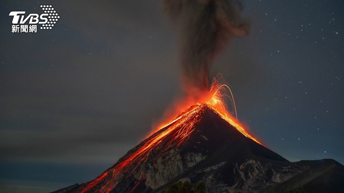 瓜地馬拉福埃哥火山提供四輪傳動越野車行程，讓遊客能更容易近距離欣賞。（圖／Shutterstock達志影像）