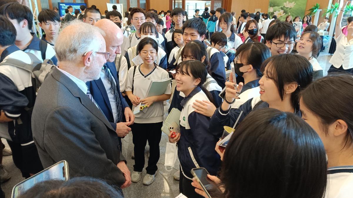 查爾斯.賴斯教授與800位師生親切互動,鼓勵學子投入科研,守護人類健康。(圖/慈濟大學提供)