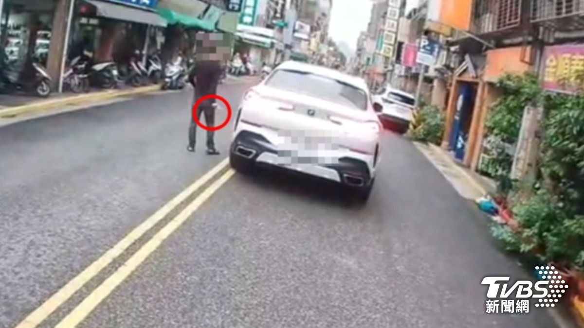 男稱心情差,街頭持刀攔車砸磚。(圖/TVBS)