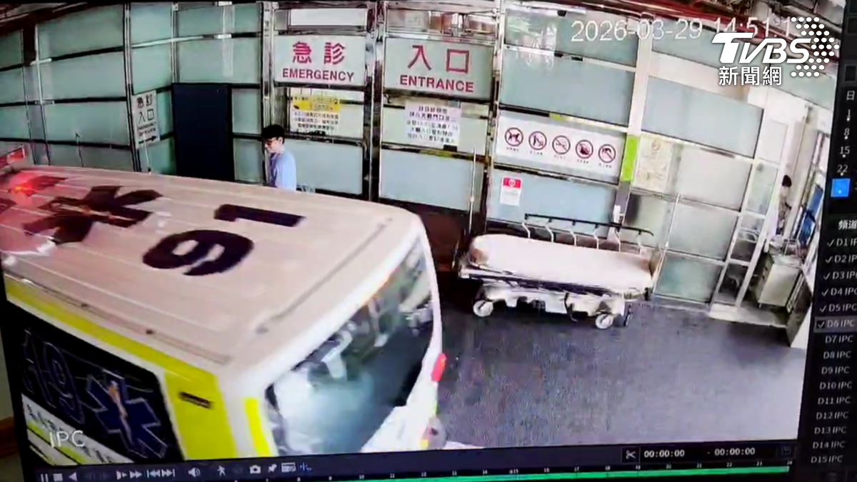 救護車載著病患前往醫院途中，沿路鳴笛，紅燈通過路口時，與綠燈直行的騎士發生碰撞，最後送醫不幸死亡（圖／TVBS）