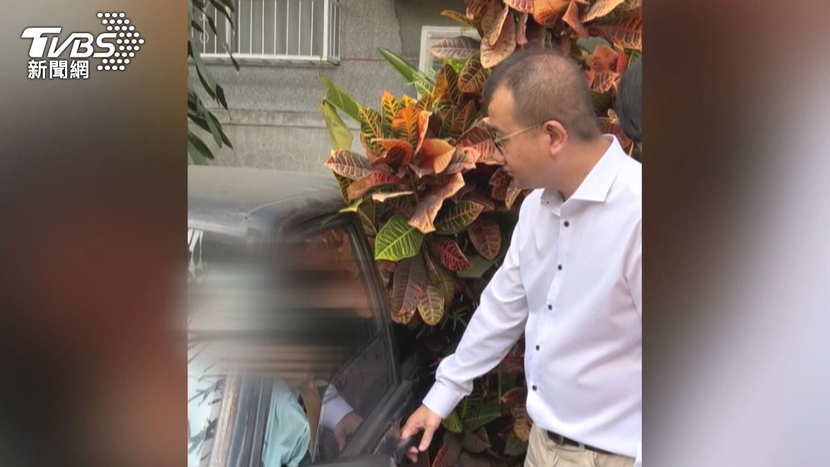 屏東一名72歲的陳姓老翁獨居轎車逾10天,所有生活起居都在車上,鄰居擔憂趕快通報社福團體緊急協助就醫。(圖/TVBS)