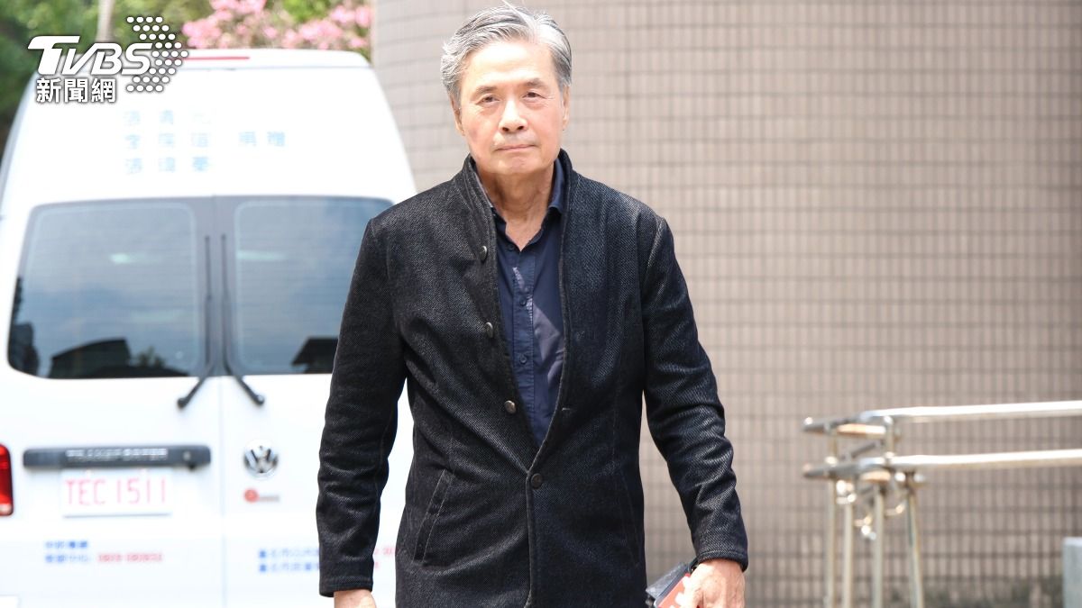 金溥聰從刑事警察局離開後,受訪時說會對邱毅保留法律追訴權。(圖/潘建樺攝)