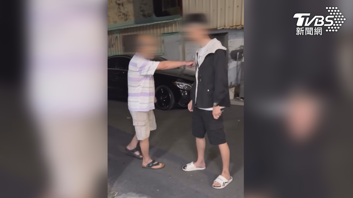 這名阿公卻情緒很激動,不顧現場還有小孩子,直接對著屋主爆粗口,甚至動手推人(圖/翻攝Threads@youhui0627)