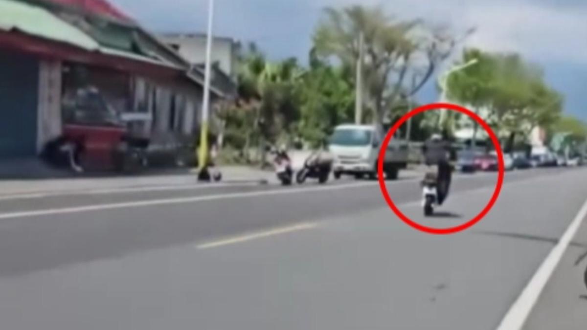 國中生騎著改裝的電動機車，不僅雙腳跪在坐墊上騎車，還大秀「翹孤輪」。（圖／TVBS）