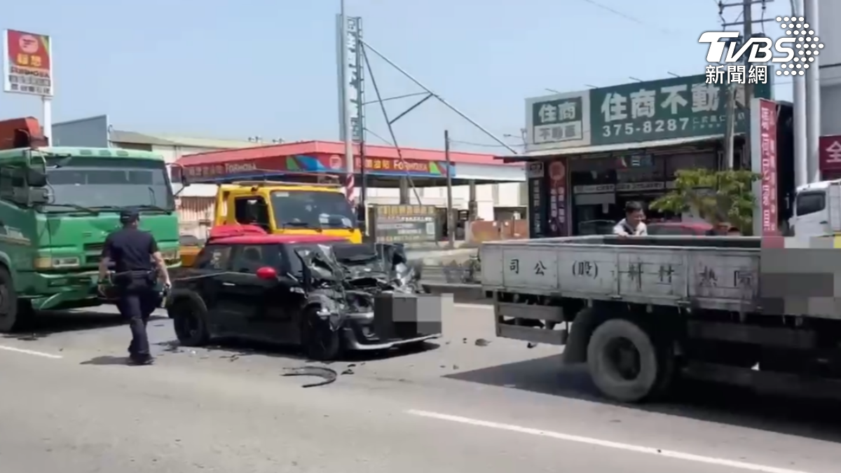 高雄5車連環撞！小黑車遭「2大車包夾」頭尾擠扁　慘況曝光