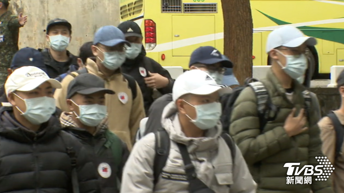 民團批評兵役區問體位標準修法。（圖／TVBS）