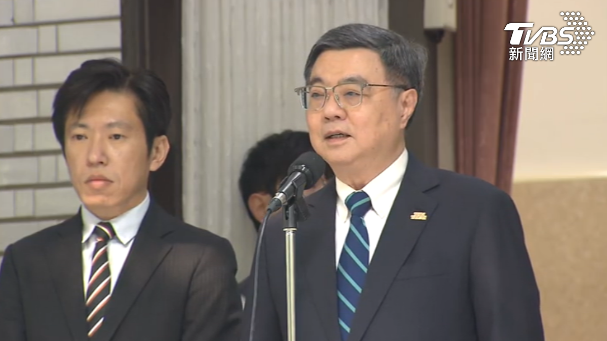 行政院長卓榮泰搬出《兩岸人民關係條例》,提醒國民黨主席鄭麗文不得簽署政治性協議。(圖/TVBS)