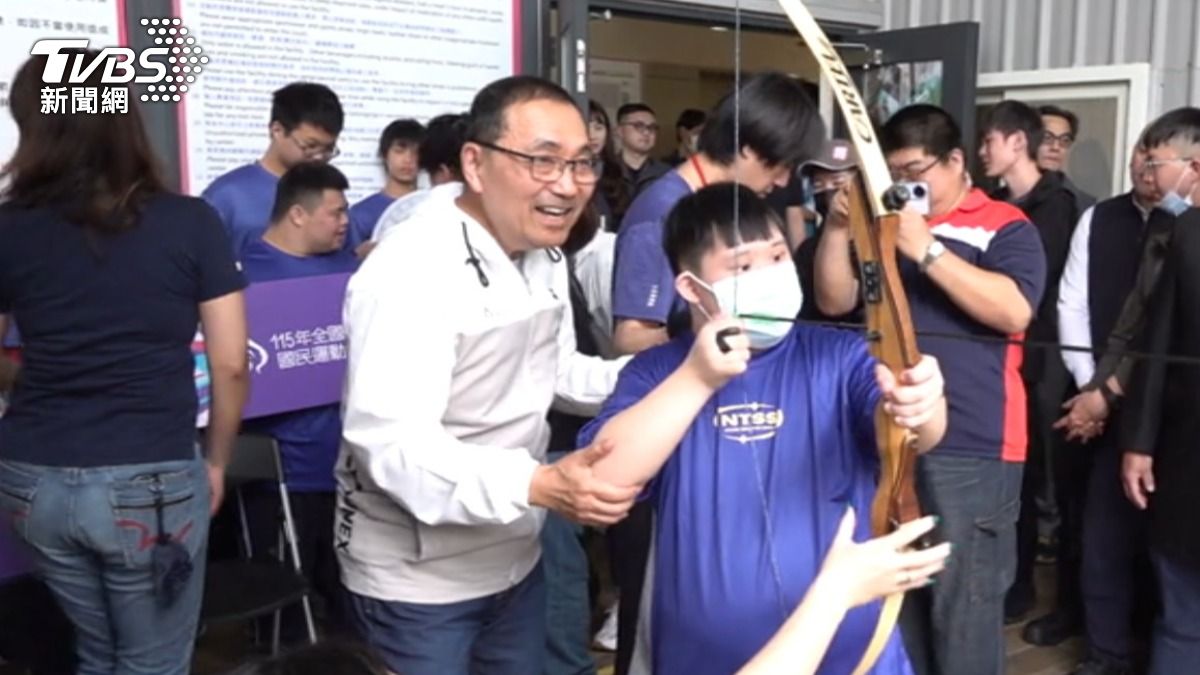 新北市長侯友宜與特教生一起體驗射箭。(圖/TVBS)