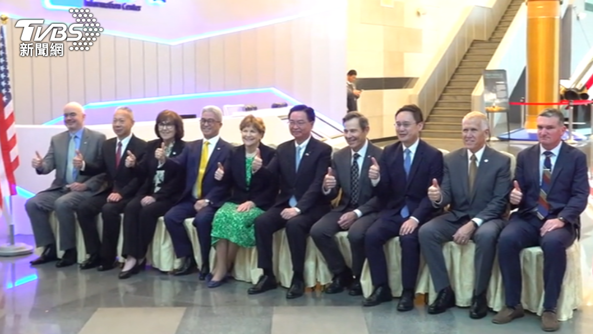 美國參議員訪團抵台首日直奔中科院，參觀台美合作開發武器。（圖／TVBS）