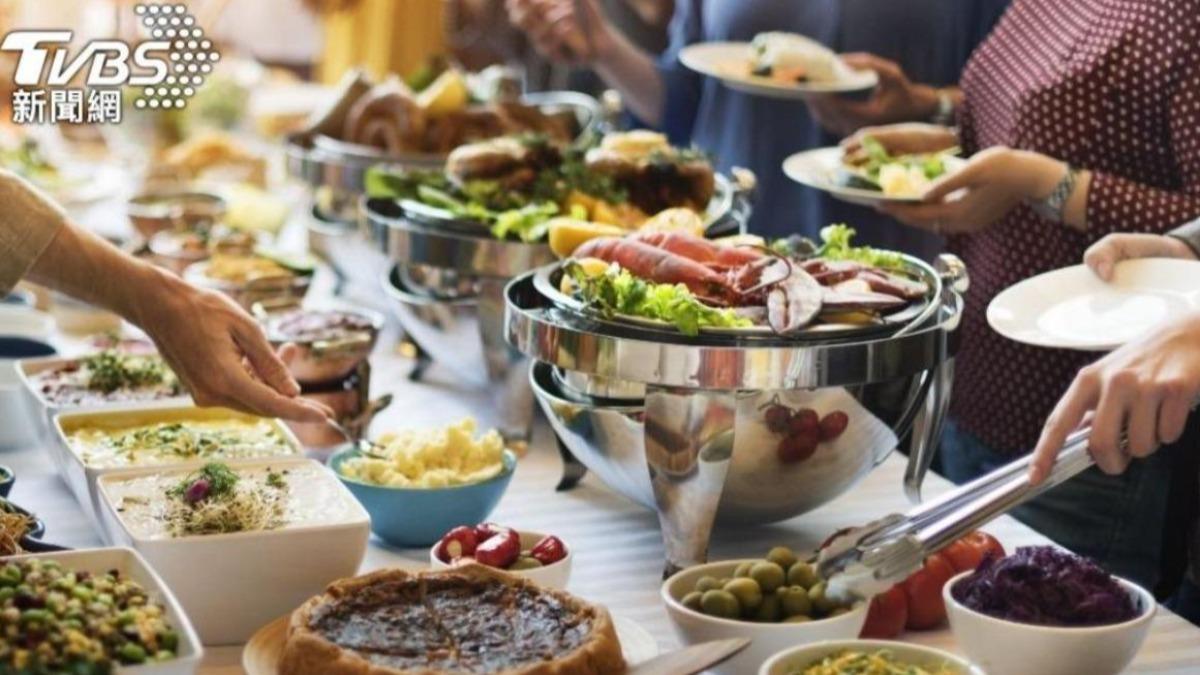 阿嬤獨自吃高檔Buffet「只拿3便宜菜色」 年輕人傻眼
