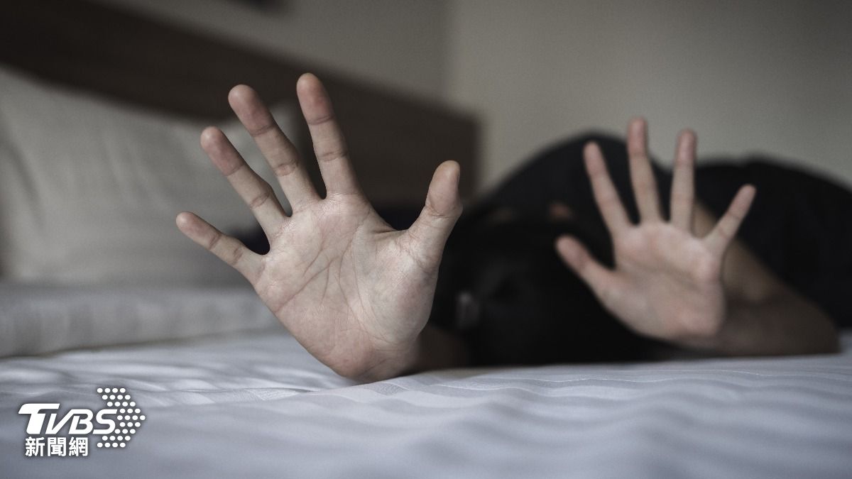 一名62歲男子利用妻子的藥物成癮，逼迫她拍性愛片招攬顧客。(示意圖／shutterstock 達志影像)