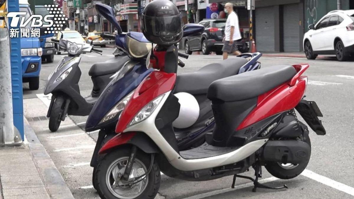 路邊停車新制今上路! 網掀論戰:機車位更難找了