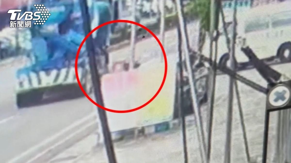 快訊/中壢死亡車禍!外送員倒地遭水泥車輾斃 驚悚瞬間曝