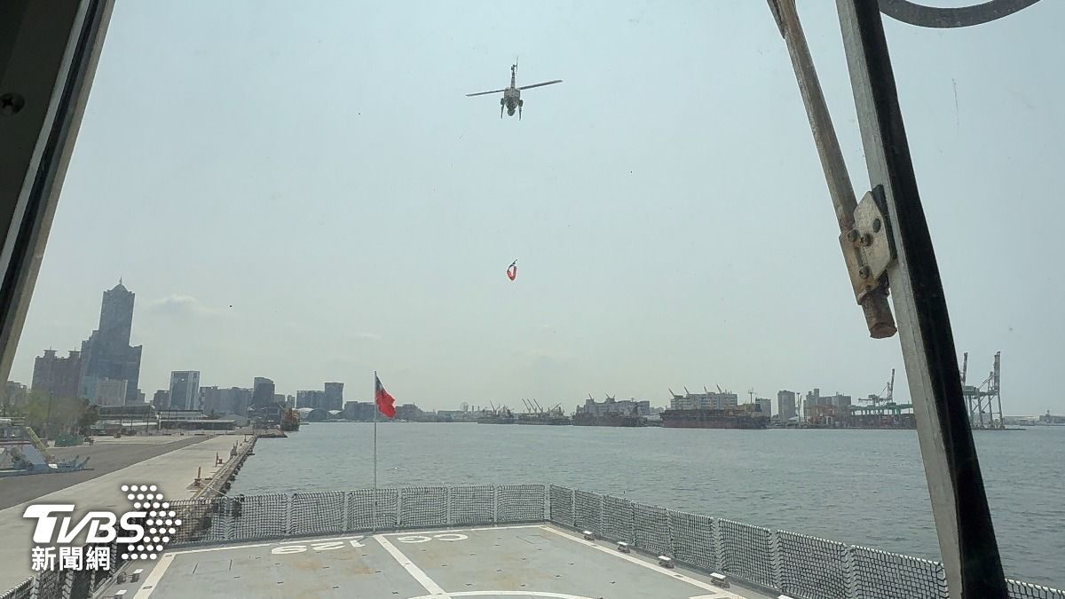 海巡單旋翼無人機投放救生圈，模擬救援落水者。(圖／TVBS)