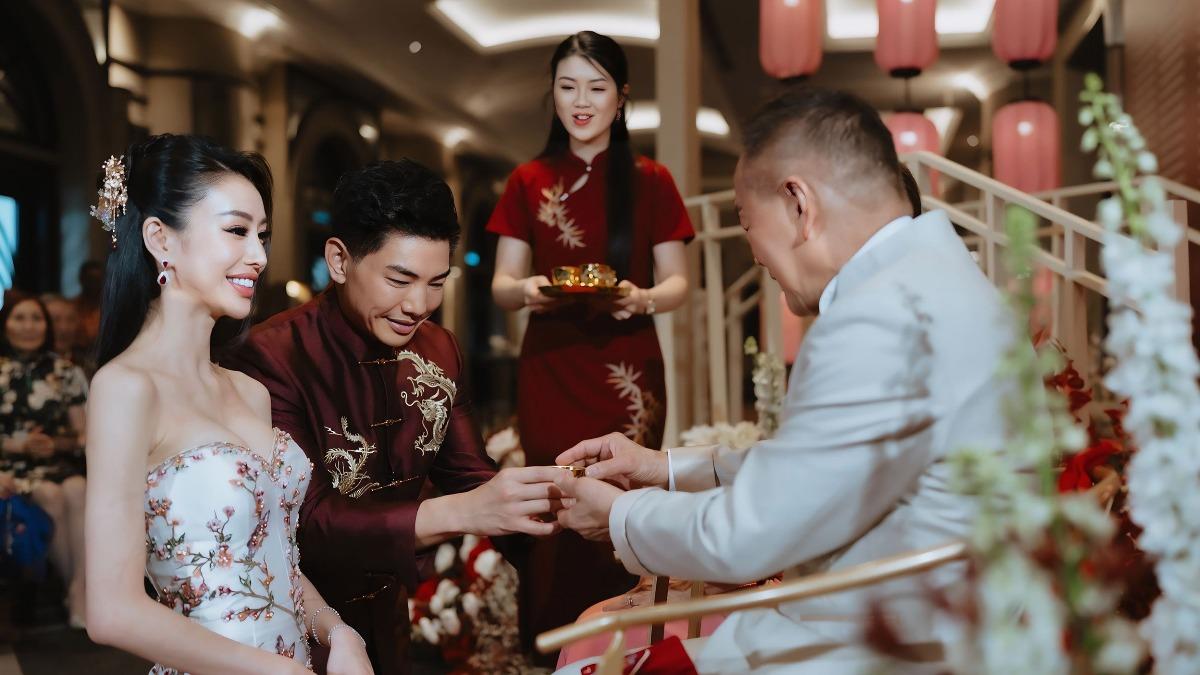 孔令奇和老婆向長輩奉茶,完成傳統迎親環節。(圖/孔令奇提供)