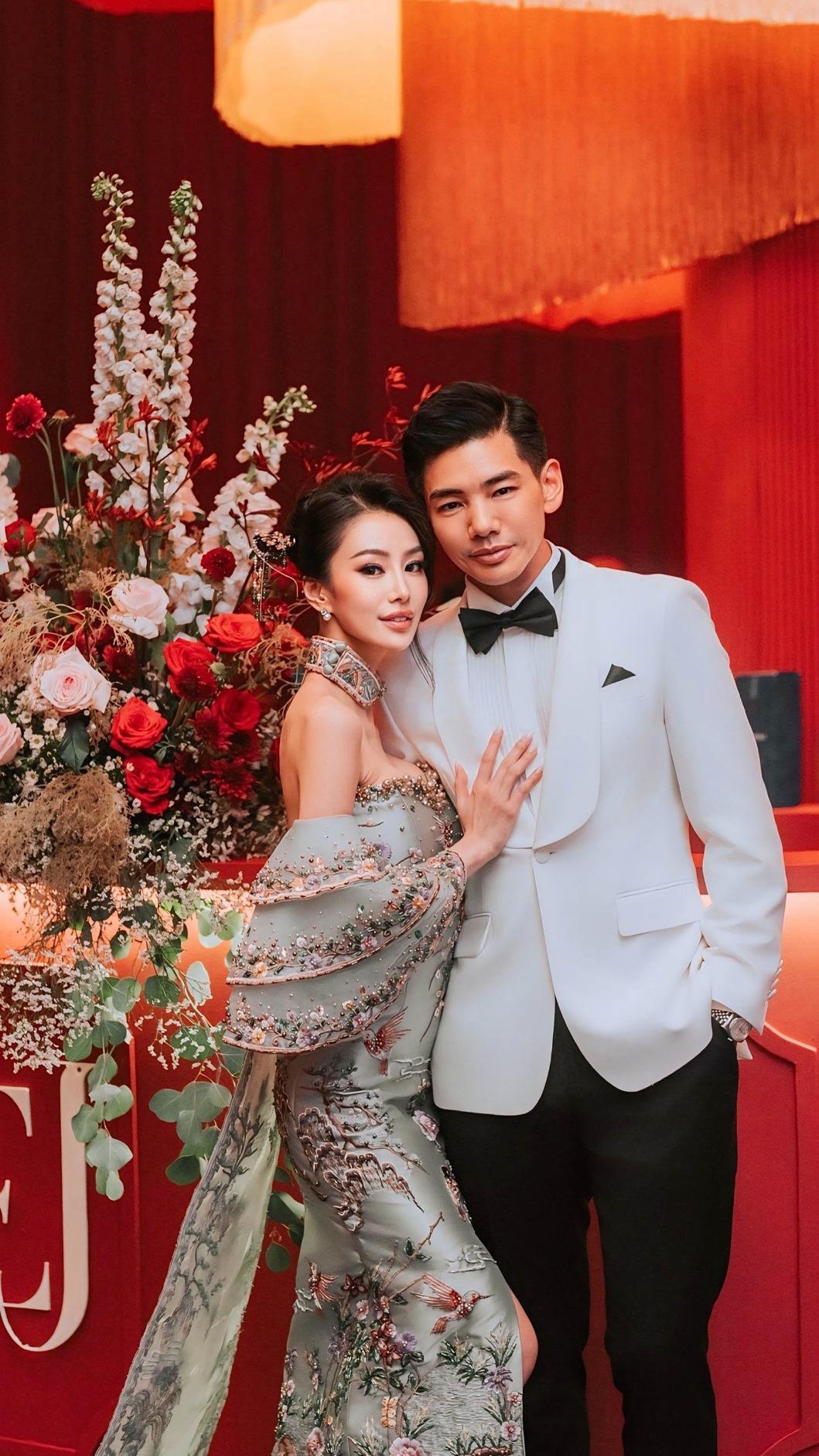 孔令奇和老婆補辦婚宴,夫妻倆換穿多套服裝。(圖/孔令奇提供)
