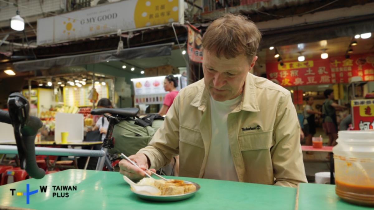 尼爾斯歐勒挑戰臭豆腐,面有難色,。(圖/TaiwanPlus提供)