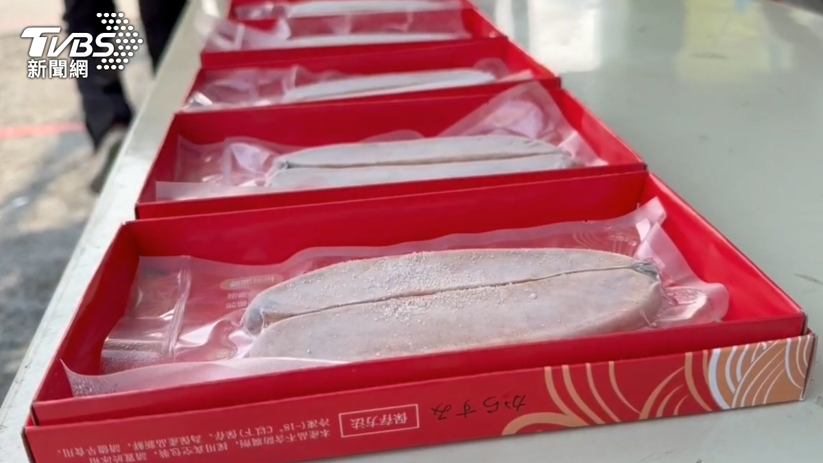 烏魚子吸引民眾挽袖捐血。(圖/TVBS)