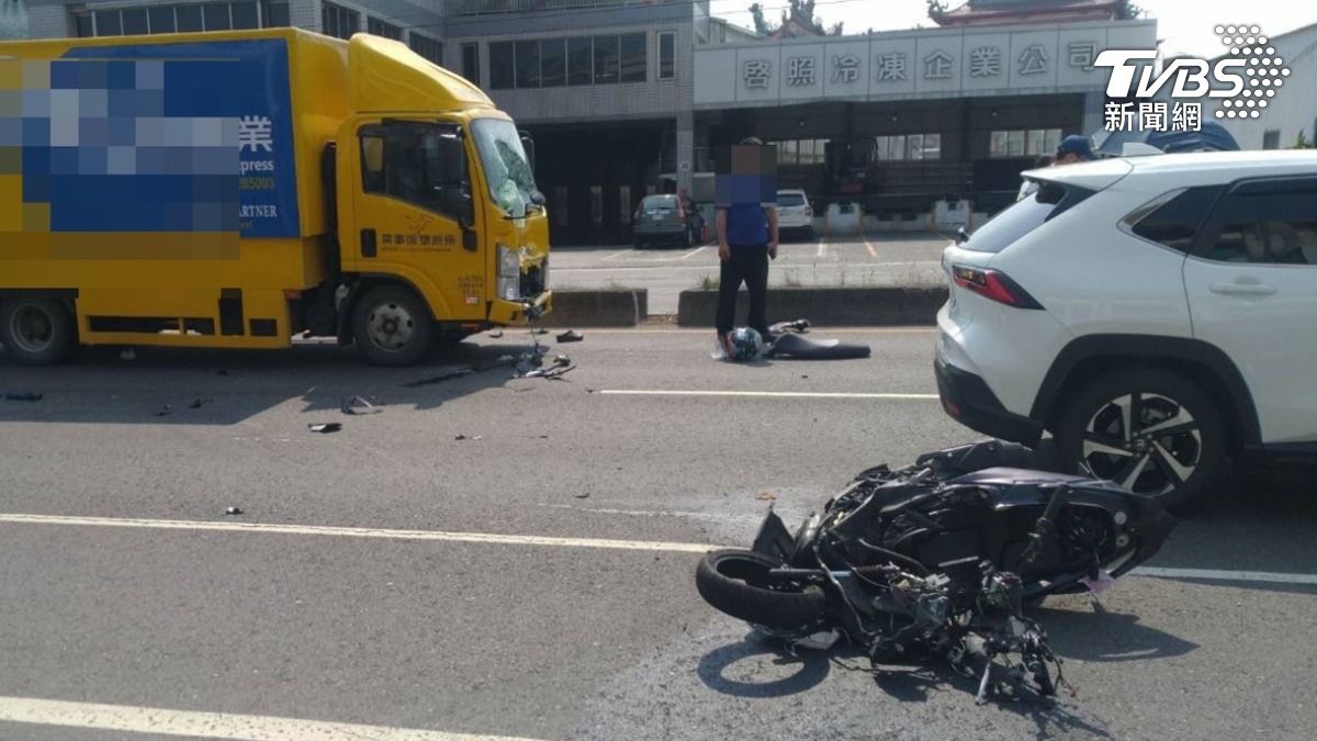 高雄路竹的中山路上,30號下午兩點左右,發生一起機車跟貨車的死亡車禍,20歲的黃姓男大生騎機車穿越分隔島缺口,遭到對向一輛貨車撞上送醫不治(圖/TVBS)