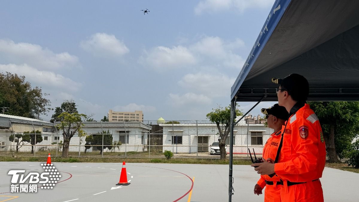 岸際巡航勤務，目前多採用單旋翼無人機，操作難度較高。因此基礎訓練仍從多旋翼機種開始，讓人員逐步建立操控手感。(圖／TVBS)