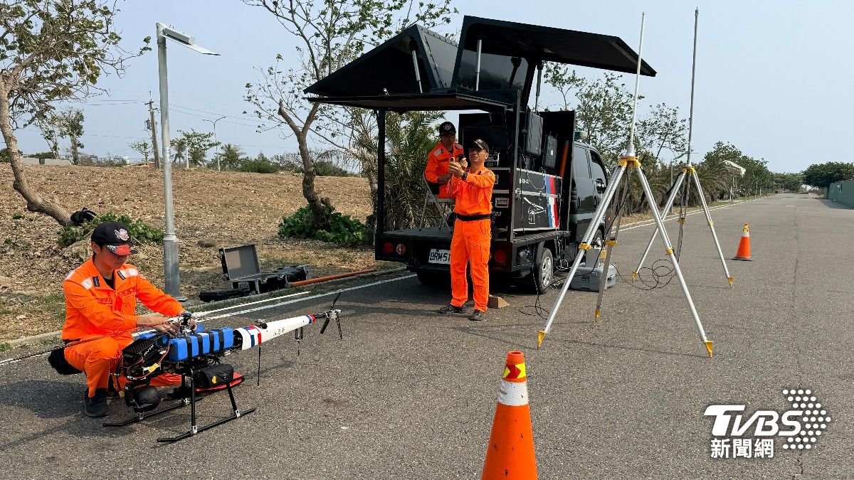 海巡為執行近岸違規蒐證任務，進行無人機陣地架設。(圖／TVBS)