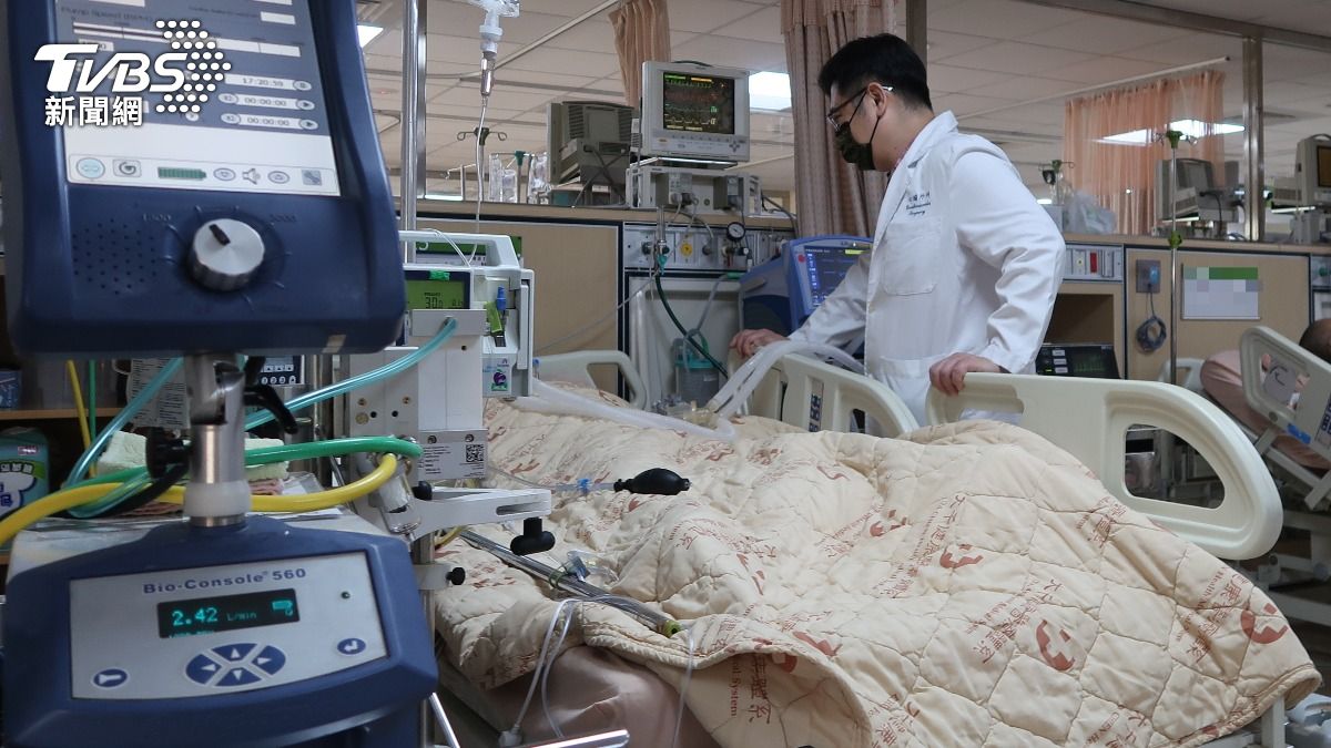 男患者裝上葉克膜。（圖／TVBS）