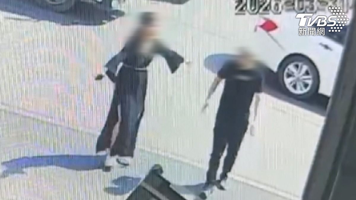 當時駕駛限量Mini汽車的48歲的吳姓男子，變成了夾心餅，駕駛撞斷牙滿臉血，送醫治療。（圖／TVBS）