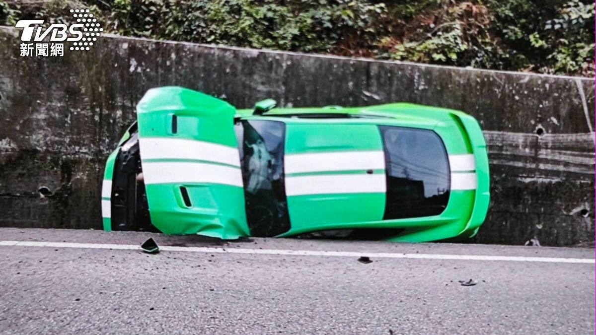 「野馬」轎車載19歲妹子出遊 超車失敗墜山溝如「壁虎貼牆」