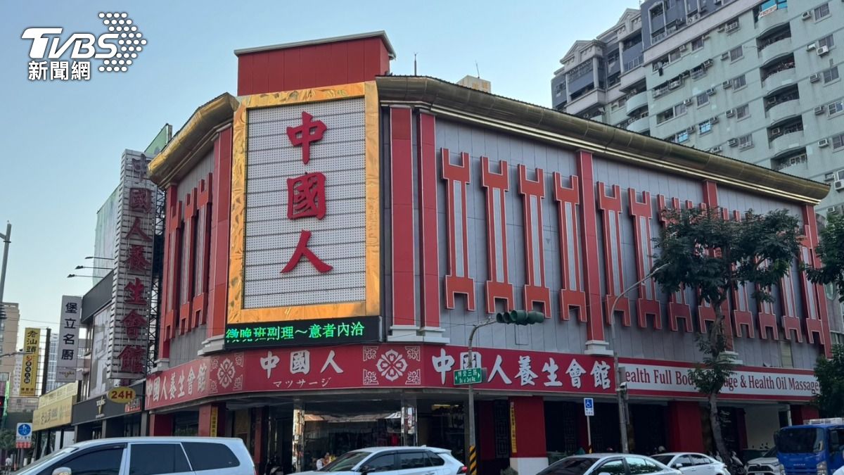 門口的跑馬燈仍在徵才。(圖/林雅婷攝)