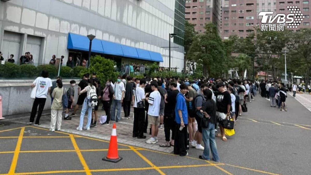 百貨外大排長龍，排隊人潮還繞了好幾圈，現場擠得水洩不通，原來他們都是為了電影超夯的特典海報而來。（圖／TVBS）