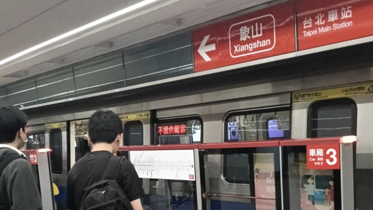 台北捷運中山站出狀況。(圖/網友@uncle.stephan授權提供)
