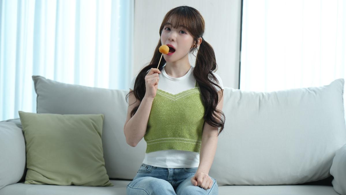 李多慧表示最喜歡吃夜市美食地瓜球。(圖/新視紀整合行銷提供)