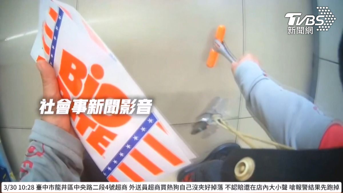 影音/超商熱狗掉地「夾子碰垃圾桶丟」!外送員拒付 店員氣炸開戰。(圖/民眾提供)