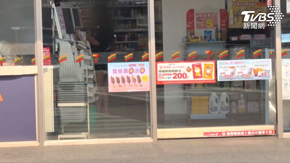 外送員槓上超商店員 只因弄掉「熱狗」誰賠。(圖/TVBS)