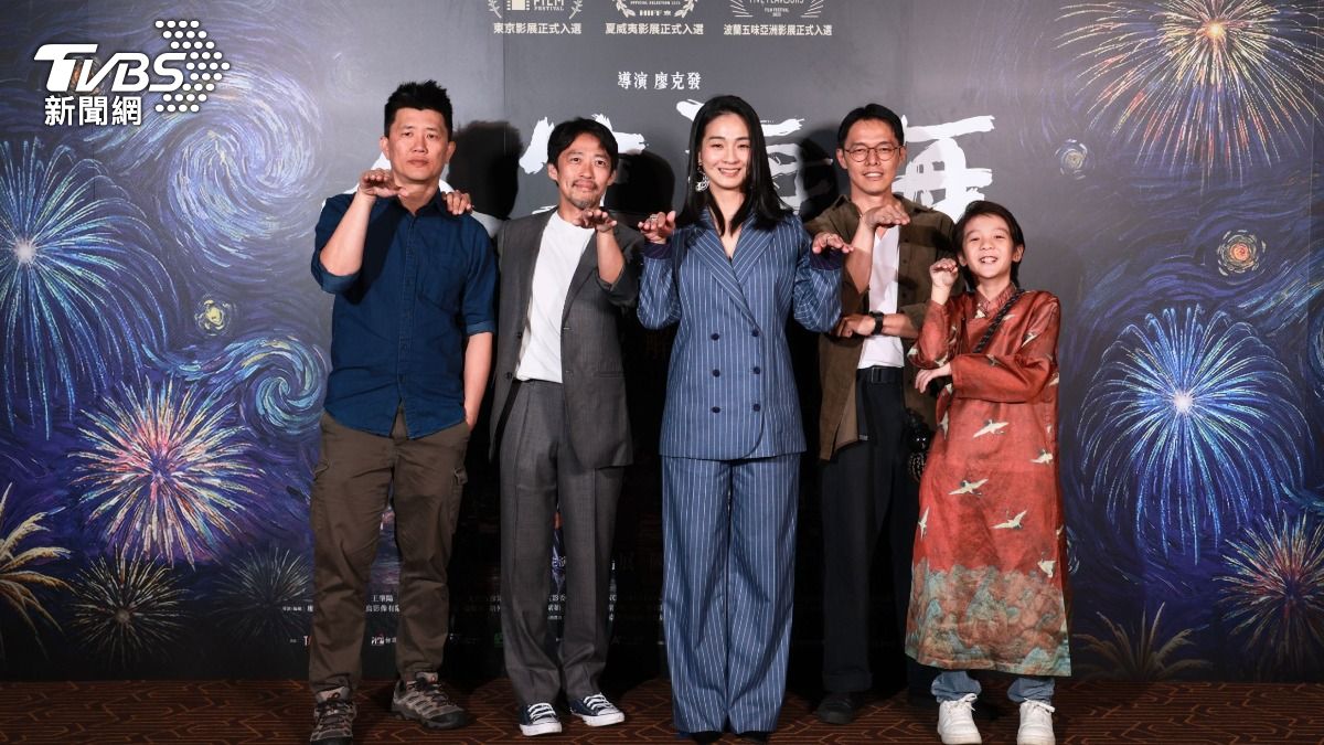 廖克發導演(左起)、魏雋展、陳雪甄、王肇陽、鄒暟澐做出蛇的手勢。(圖/趙世平攝)