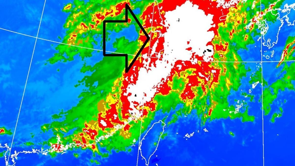 天氣／清明連假泡湯！鄭明典示警「一大片紅」雲系逼台　雷雨開炸了