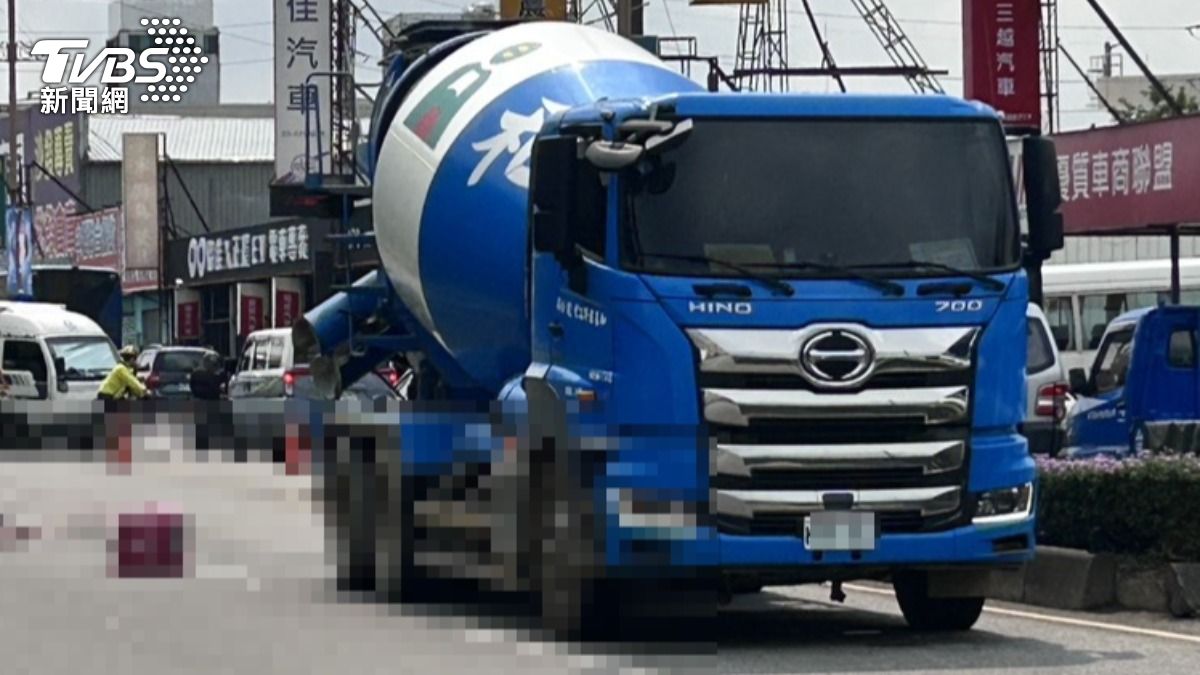 水泥預拌車輾過外送員。（圖／民眾提供）