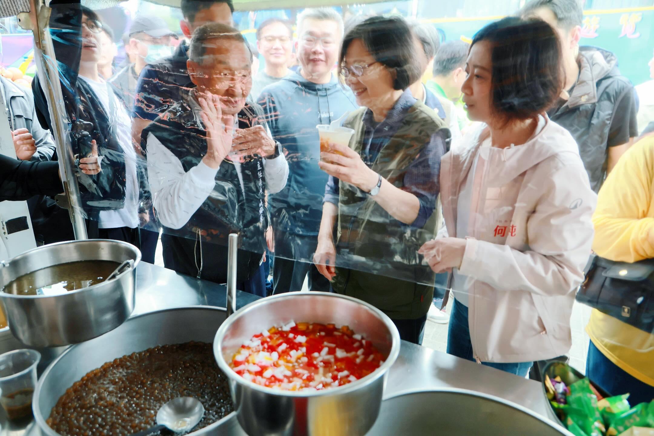 蔡英文去吃粉圓冰。（圖／翻攝自蔡英文Threads）