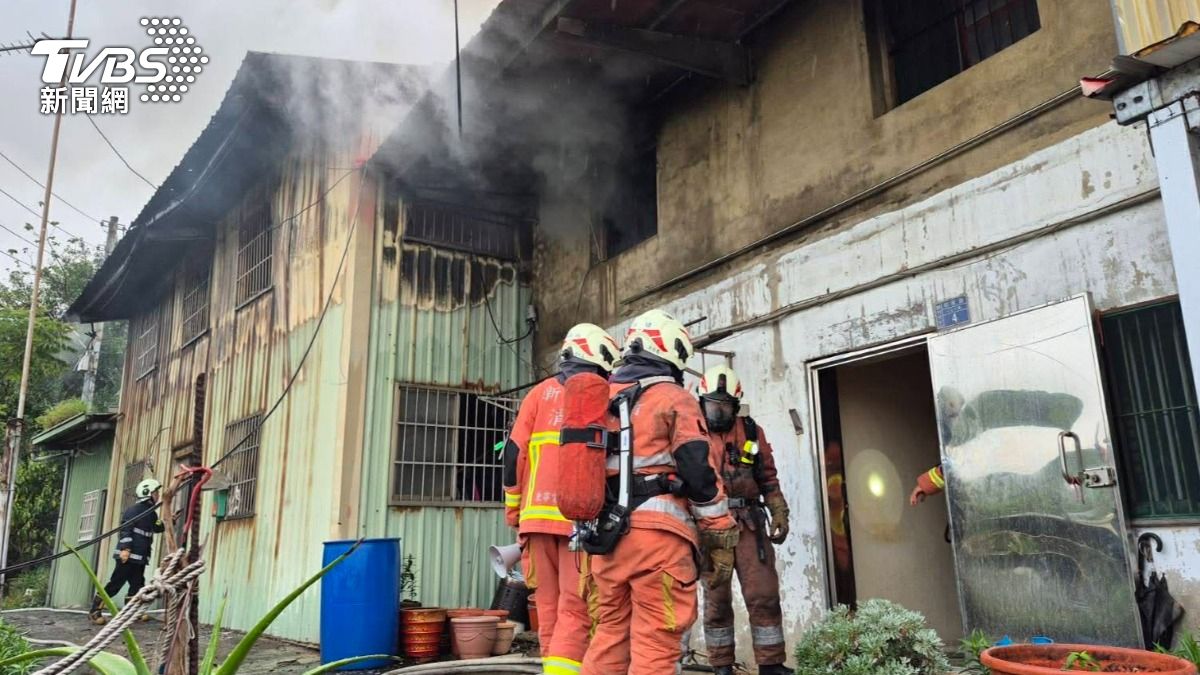 新竹住宅竄火煙,燒百坪「33分鐘控制」。(圖/新竹市消防局提供)