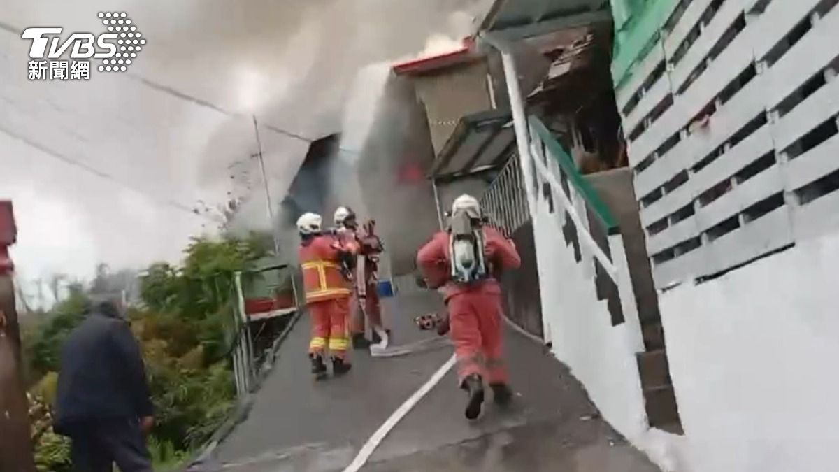 民宅傳爆炸聲!16消防車急灌救無傷亡。(圖/新竹市消防局提供)