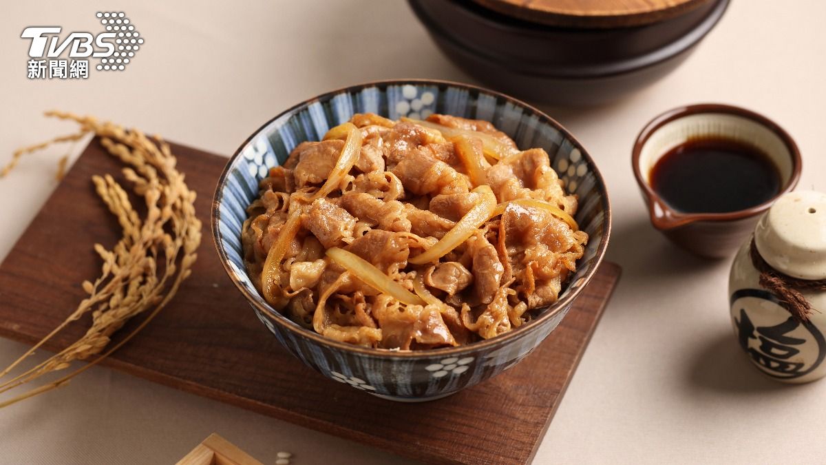 三商鮮五丼愚人節檔期推出翻轉招牌牛丼限時優惠。（圖／TVBS）