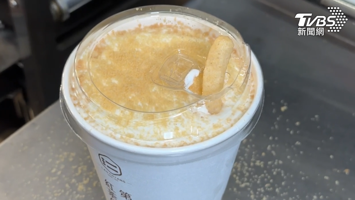 愚人節限定,南臺灣知名的老江紅茶牛奶推「超蝦組合」,蝦味先奶蓋紅茶以及蛋沙拉,限定開賣一週(圖/TVBS)