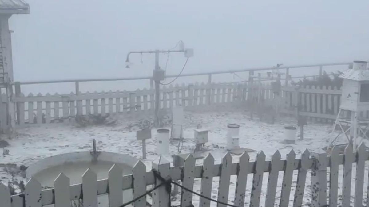 玉山上午11時30分開始降雪。(圖/氣象署)