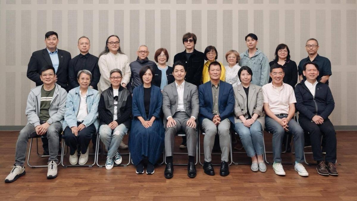 黃韻玲(前排左四)宣布卸任北流董事長,和董事、台北市長蔣萬安拍畢業照。(圖/翻攝自黃韻玲臉書)
