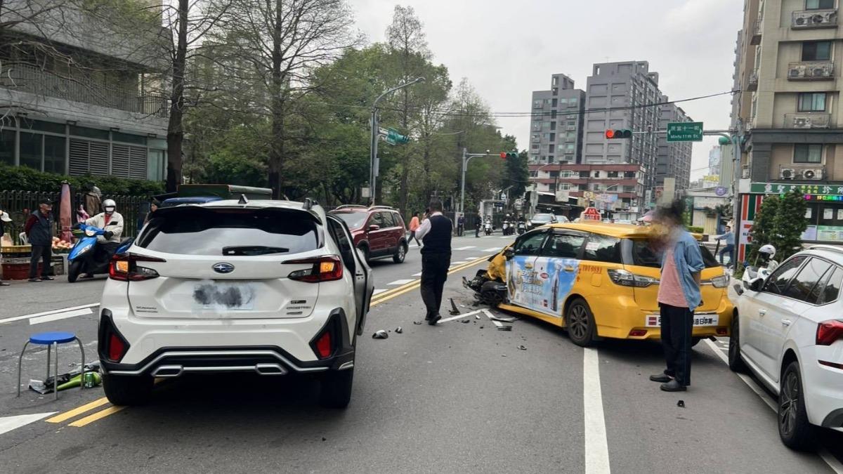 白色小客車駕駛疑似恍神,車輛偏離車道撞對向計程車。(圖/TVBS)