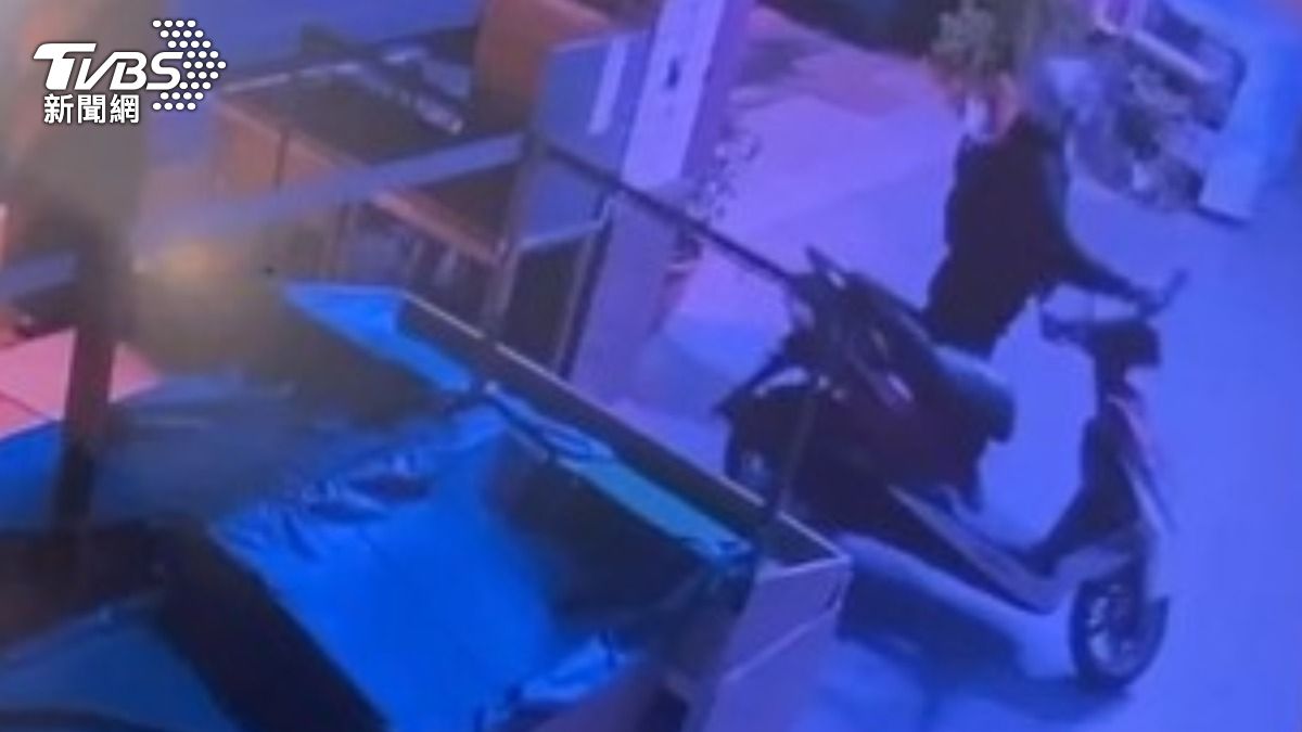 竊賊移動機車的身影被隔壁店家監視器拍下。（圖／TVBS）
