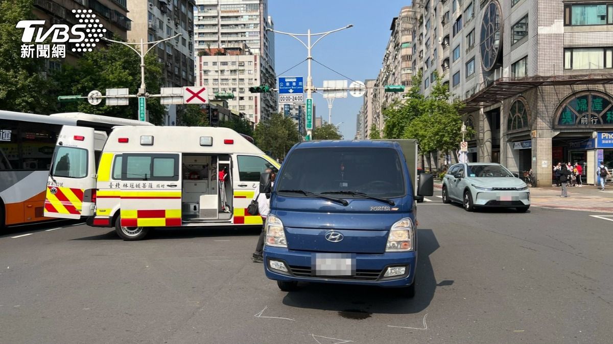 婦人疑似闖紅燈穿越馬路遭貨車撞飛。（圖／TVBS）
