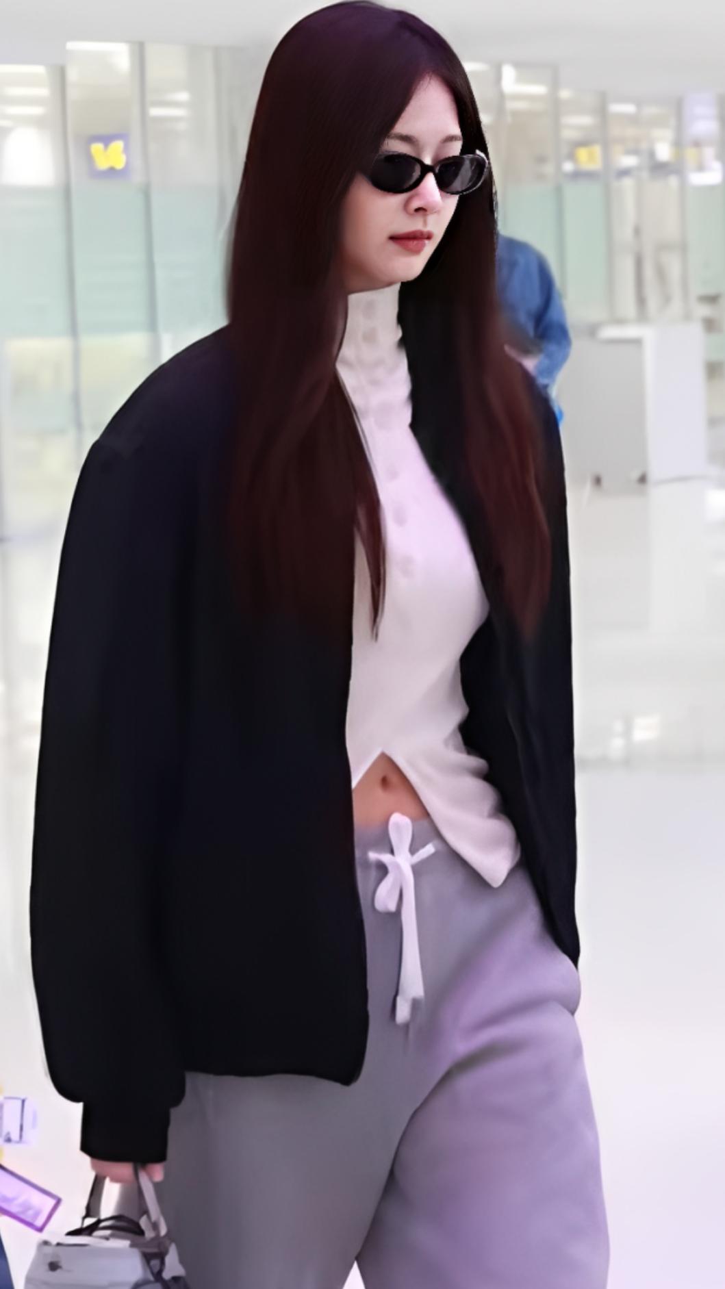 周子瑜機場穿搭。（圖／翻攝自YT@뉴스엔·Newsen）