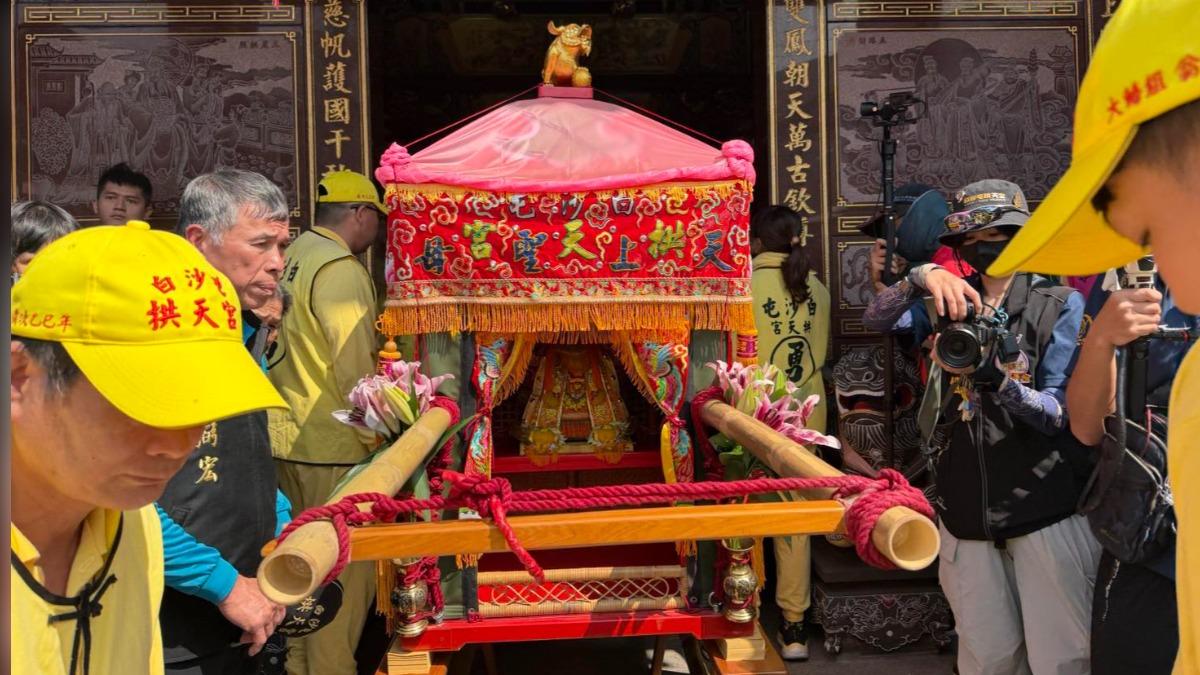45萬人瘋追白沙屯媽祖「粉紅超跑」　2校盼停課！縣府不准